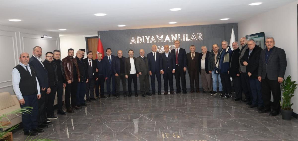 Besni Eğitim Vakfı Başkanı Sayın Şaban Çağıran, Gaziantep önceki dönem Milletvekili Sayın Mehmet Erdoğan ve değerli yönetim kurulu üyeleri, Genel Başkanımız Sayın Hasan Göksu’yu ziyaret etti. Ziyarette yönetim kurulu üyelerimiz de hazır bulundu. Samimi bi