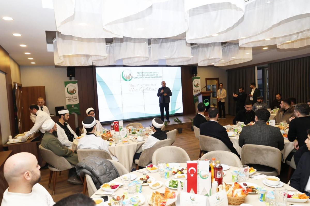 Vakıf Başkanımız Sayın Hasan Göksu, genç iş insanı hemşehrilerimizle iftar programında bir araya geldi. Katılım sağlayan tüm genç hemşehrilerimize teşekkür ediyor