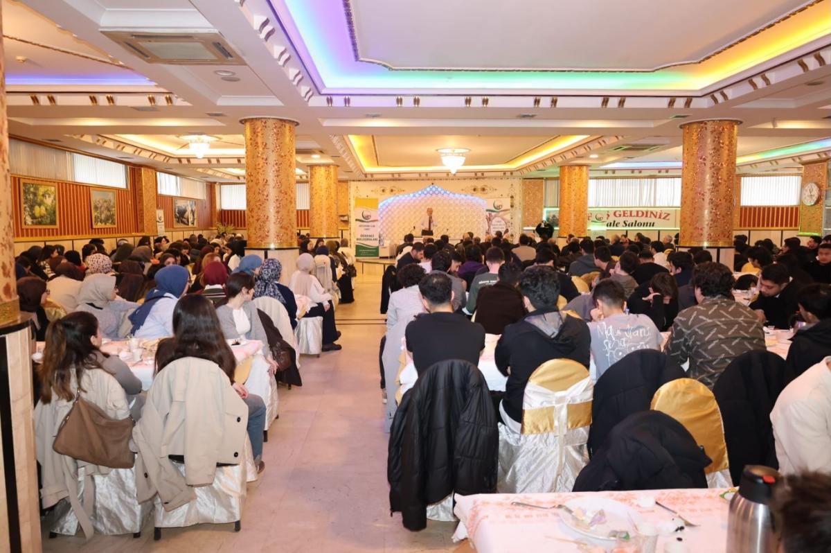 Mart ayı öğrenci buluşmaları programımızda, kıymetli hemşerimiz yazar Halit Ertuğrul’u konuk ettik. Programın ardından kitaplarını imzalayarak öğrencilerimizle keyifli anlar paylaştı.