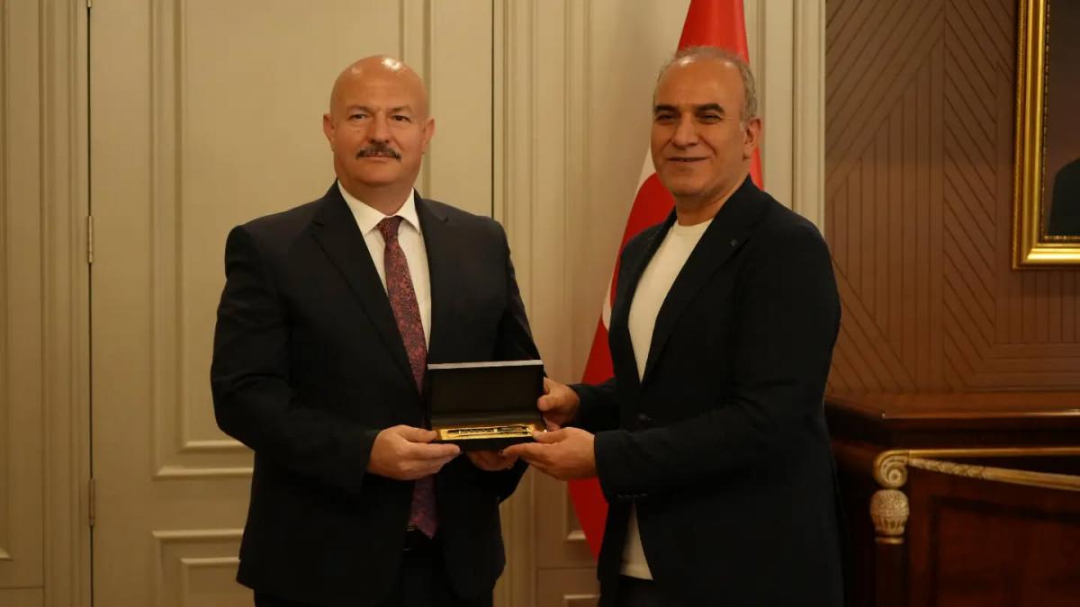 Genel Başkanımız Sayın Hasan Göksu, Mütevelli Heyet Üyelerimiz ve Yönetim Kurulu Üyelerimiz ile Vakfımızın Adıyaman Şube Başkanı Sayın Osman Aydın ve yönetimi, Adıyaman Valisi Sayın Abdullah Küçük'ü makamında ziyaret ettiler.
