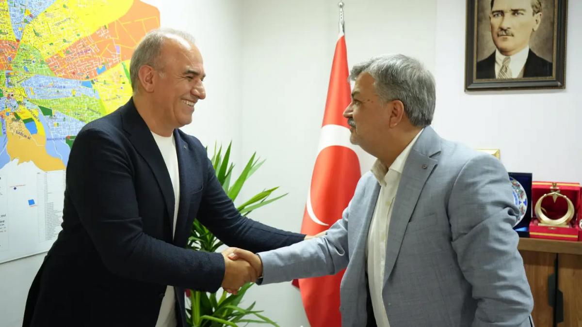Genel Başkanımız Sayın Hasan Göksu, Mütevelli Heyet Üyelerimiz ve Yönetim Kurulu Üyelerimiz ile Vakfımızın Adıyaman Şube Başkanı Sayın Osman Aydın ve yönetimi, AK Parti Adıyaman İl Başkanı Sayın Ekrem Gürcan Çadır'ı makamında ziyaret ettiler.