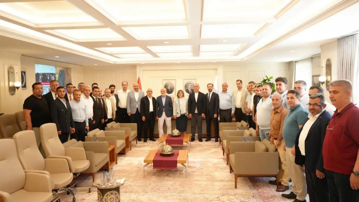 Genel Başkanımız Sayın Hasan Göksu, Mütevelli Heyet Üyelerimiz ve Yönetim Kurulu Üyelerimiz, Gaziantep ziyaretleri kapsamında Gaziantep Büyükşehir Belediye Başkanı Sayın Fatma Şahin’i ziyaret etti.
