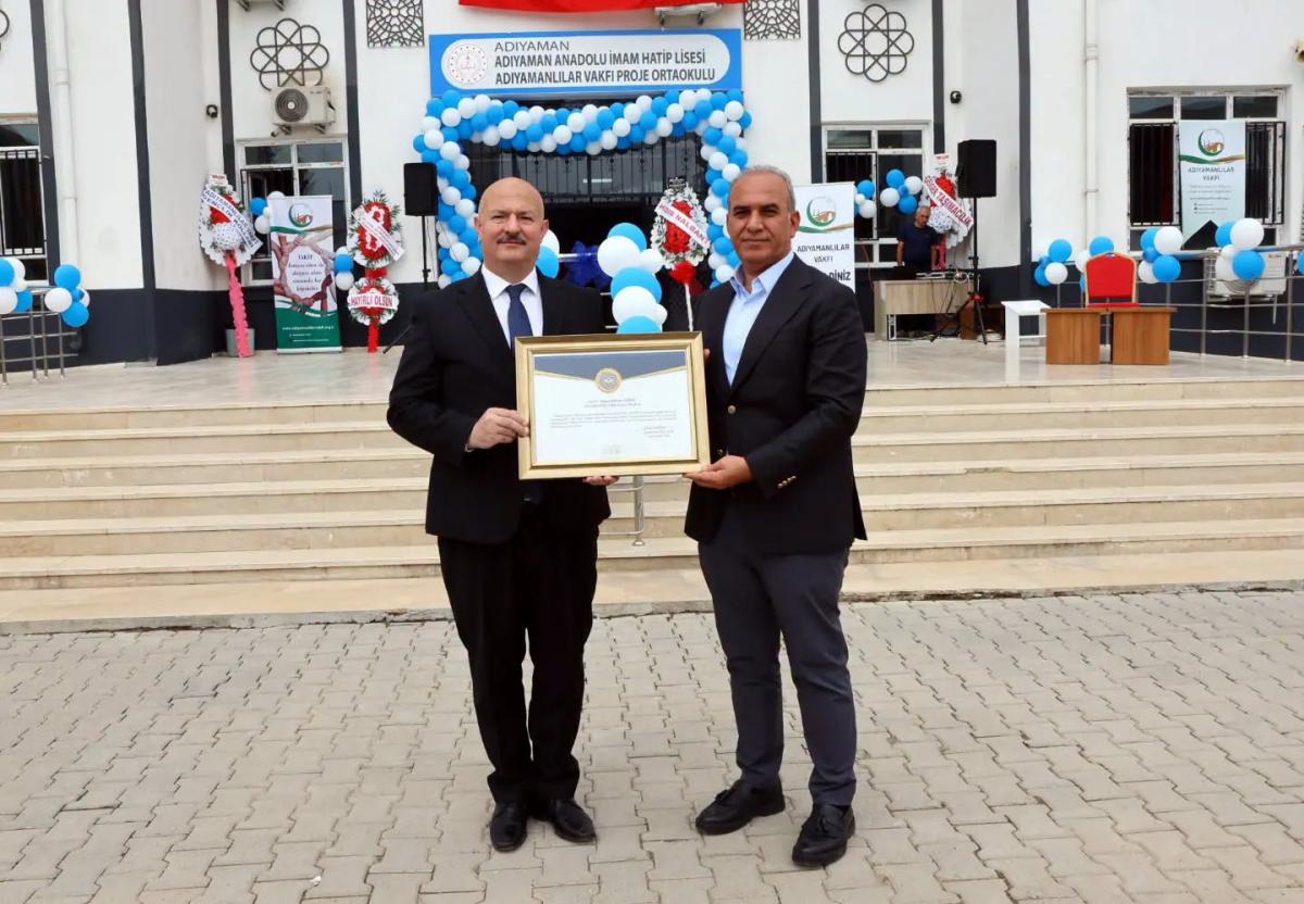 Vakıf gönüllülerimizin büyük bir özveri, dayanışma ve gönül birlikteliğiyle Adıyaman’da inşa ettiği 16 derslikli Proje İmam Hatip Ortaokulumuzun açılışını, geniş bir katılım ve coşkulu bir törenle gerçekleştirdik.